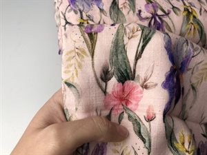 Dobbelt gauze - flotte blomster på flot rosa bund og slub struktur